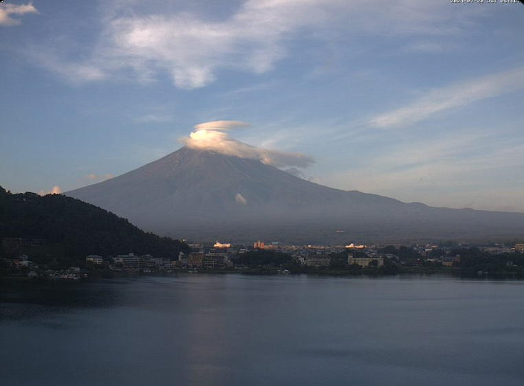 富士山頂上より 静岡の花火が見えたようです 寒いけど久しぶりに穏やかな夜とのこと