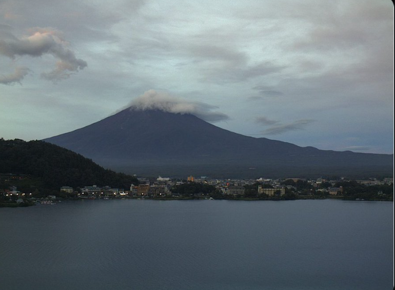 富士山に笠雲 笠雲の中は洗濯機の中の様です
