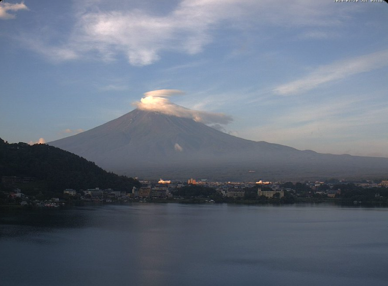 富士山頂上より　静岡の花火が見えたようです　寒いけど久しぶりに穏やかな夜とのこと