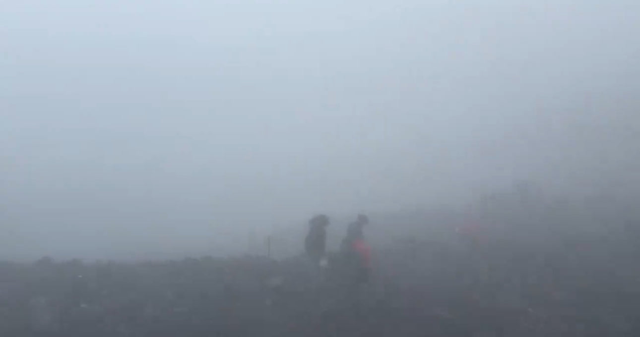 富士山頂は今日ずっと雲の中