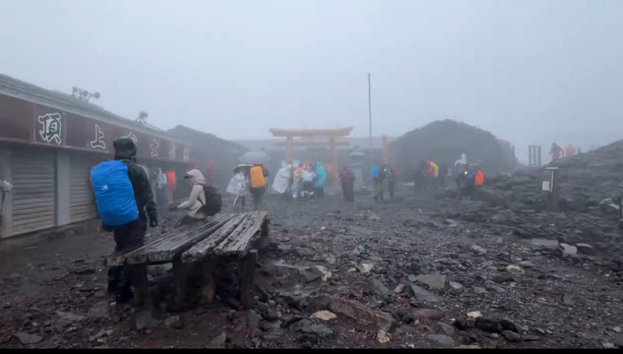 河口湖、富士山　土砂降りの朝です