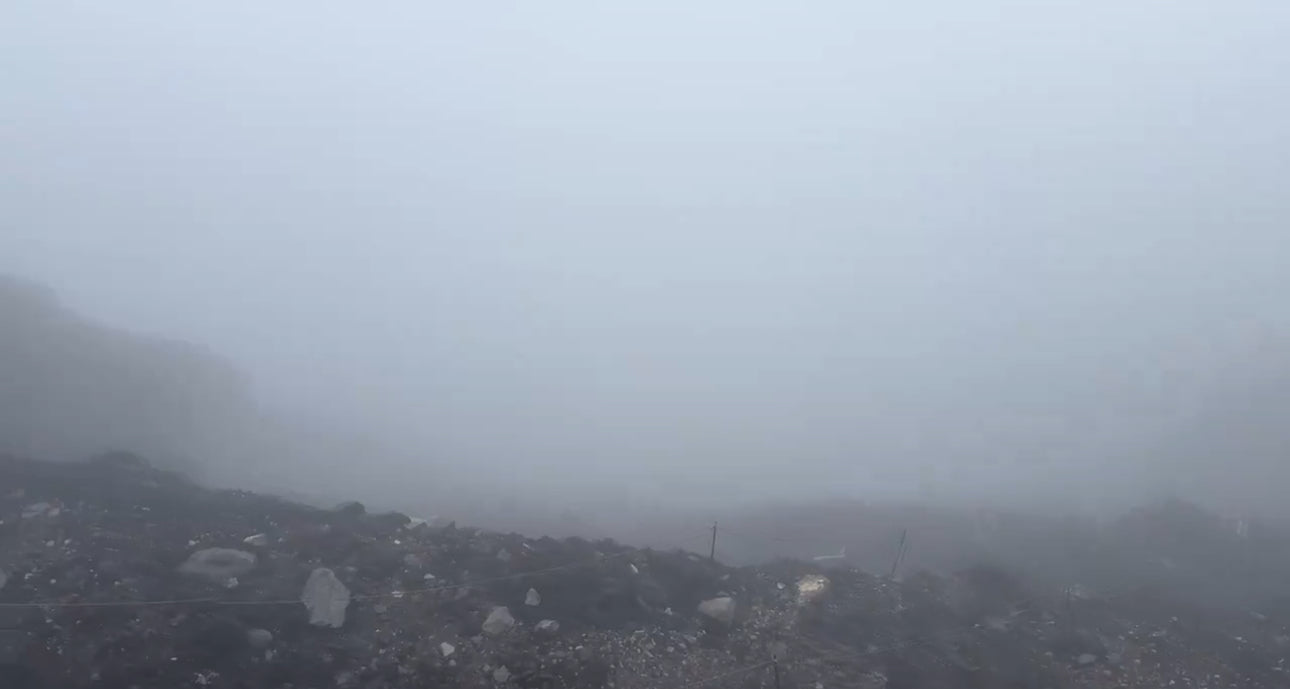 富士山頂は本日も濃霧と雷