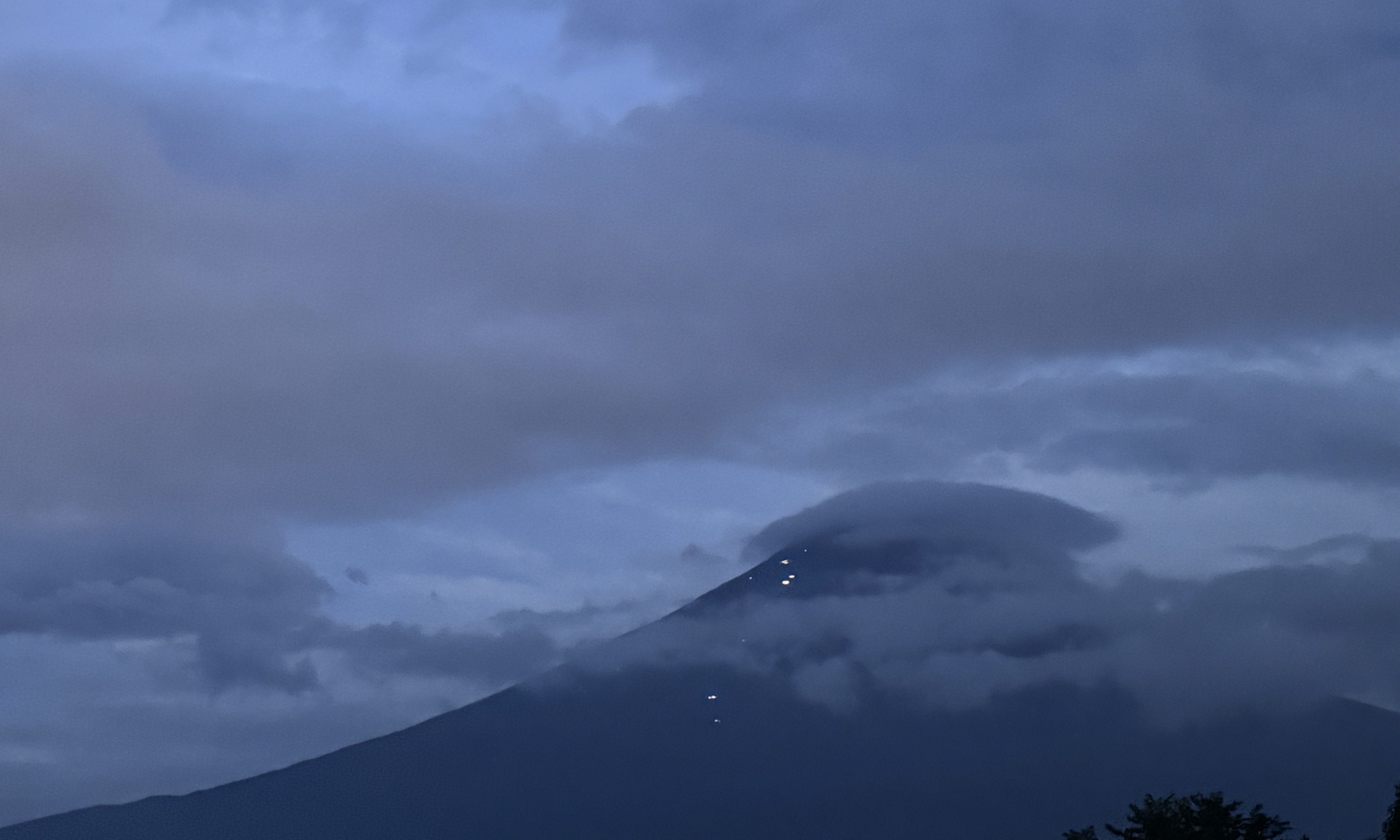 雲の間から富士山が顔を見せています