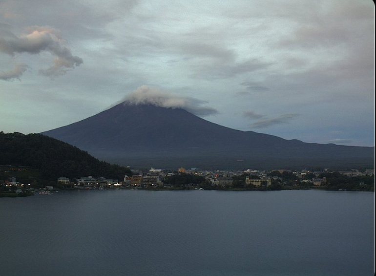 富士山に笠雲　笠雲の中は洗濯機の中の様です